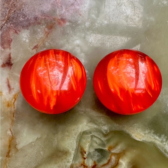 VINTAGE 1980s LARGE PEARLIZED ORANGE ROUND LUCITE CLIP ON EARRINGS MADE IN ITALY - Picture 1 of 4